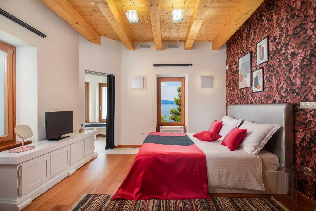 Beachfront Villa Retreat with Jacuzzi in Omiš