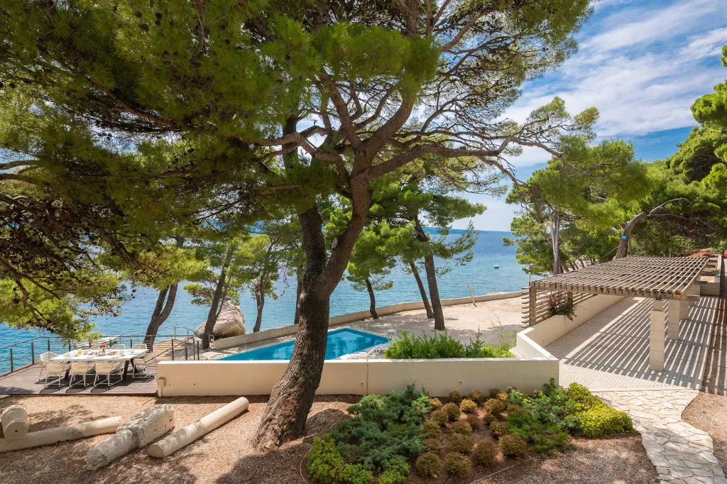Beachfront Villa Retreat with Jacuzzi in Omiš