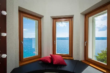 Beachfront Villa Retreat with Jacuzzi in Omiš