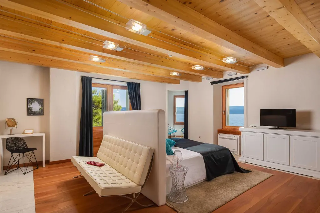 Beachfront Villa Retreat with Jacuzzi in Omiš