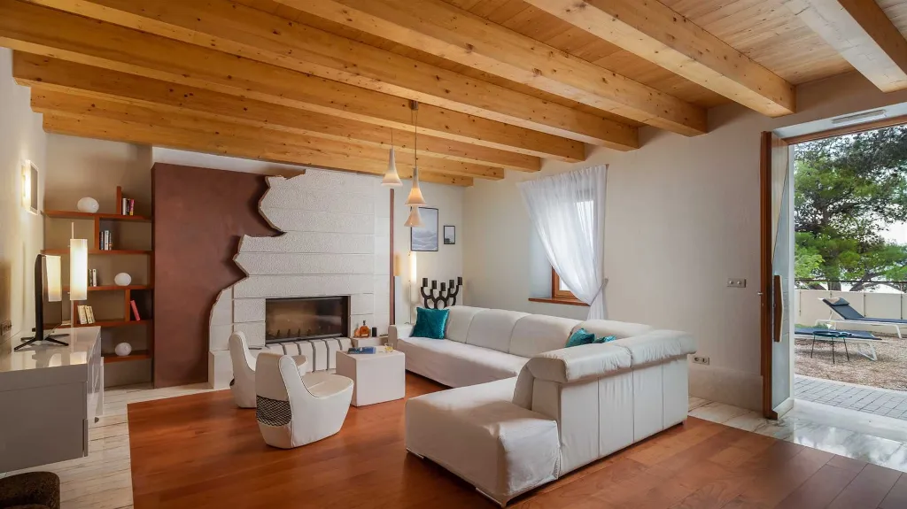 Beachfront Villa Retreat with Jacuzzi in Omiš