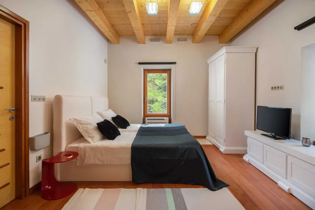 Beachfront Villa Retreat with Jacuzzi in Omiš