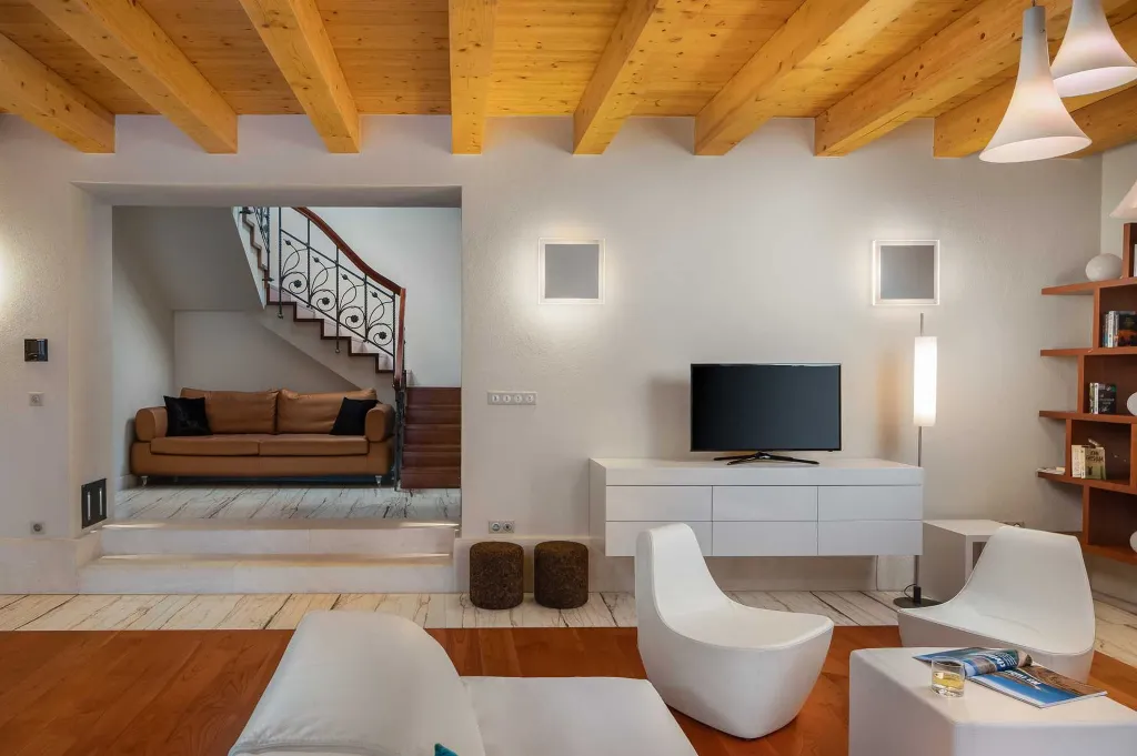 Beachfront Villa Retreat with Jacuzzi in Omiš