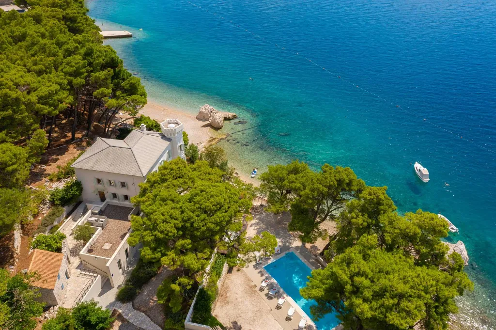 Beachfront Villa Retreat with Jacuzzi in Omiš