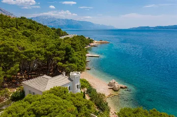 Beachfront Villa Retreat with Jacuzzi in Omiš