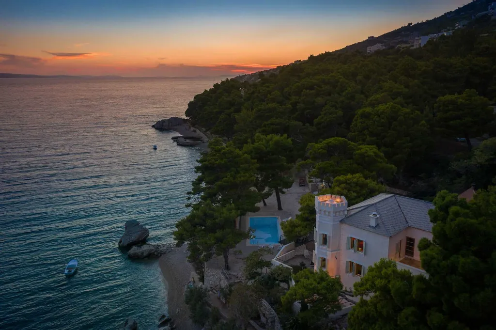 Beachfront Villa Retreat with Jacuzzi in Omiš