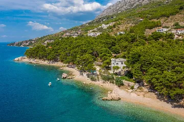 Beachfront Villa Retreat with Jacuzzi in Omiš