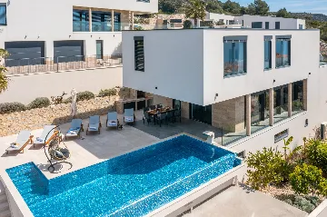 Contemporary Seaside Villa with Pool – Okrug Gornji