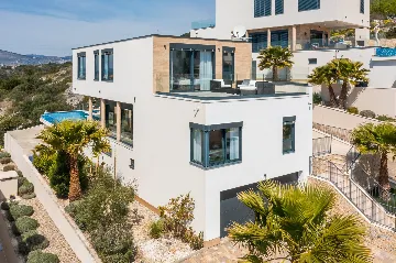 Contemporary Seaside Villa with Pool – Okrug Gornji