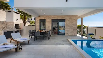Contemporary Seaside Villa with Pool – Okrug Gornji