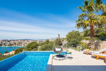 Contemporary Seaside Villa with Pool – Okrug Gornji