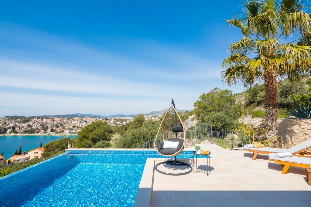 Contemporary Seaside Villa with Pool – Okrug Gornji
