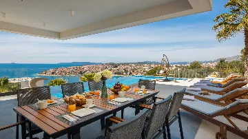 Contemporary Seaside Villa with Pool – Okrug Gornji