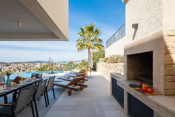 Contemporary Seaside Villa with Pool – Okrug Gornji