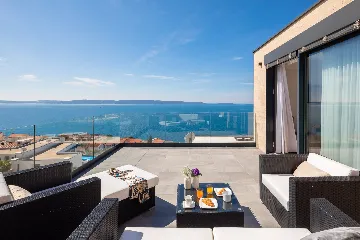 Contemporary Seaside Villa with Pool – Okrug Gornji