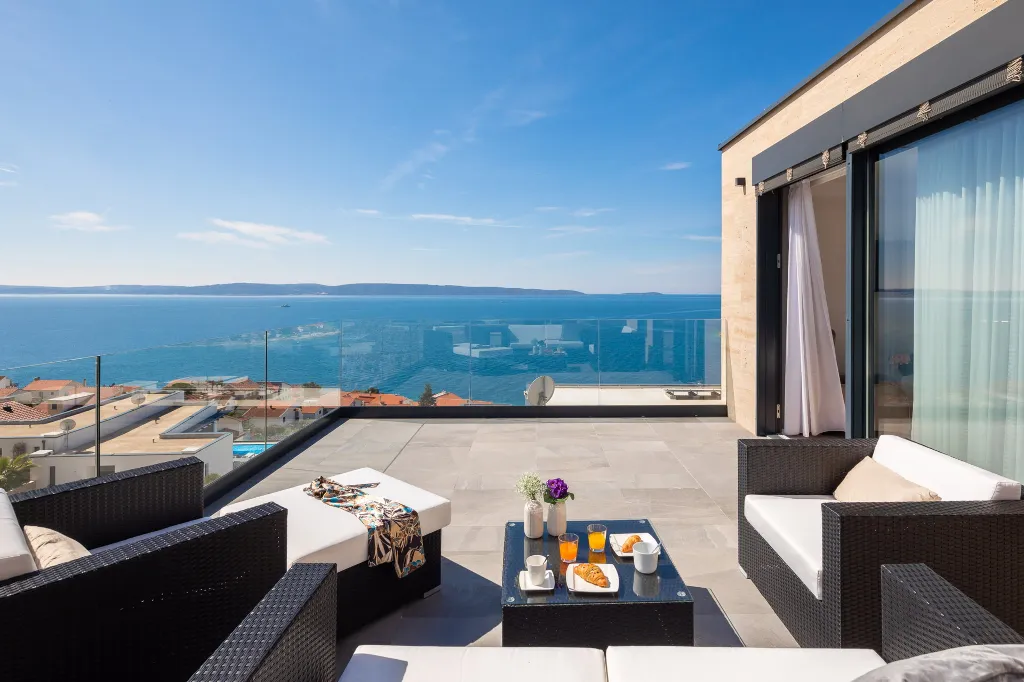 Contemporary Seaside Villa with Pool – Okrug Gornji