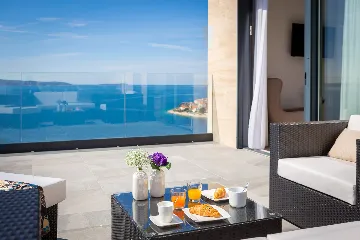 Contemporary Seaside Villa with Pool – Okrug Gornji