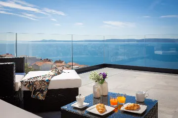 Contemporary Seaside Villa with Pool – Okrug Gornji