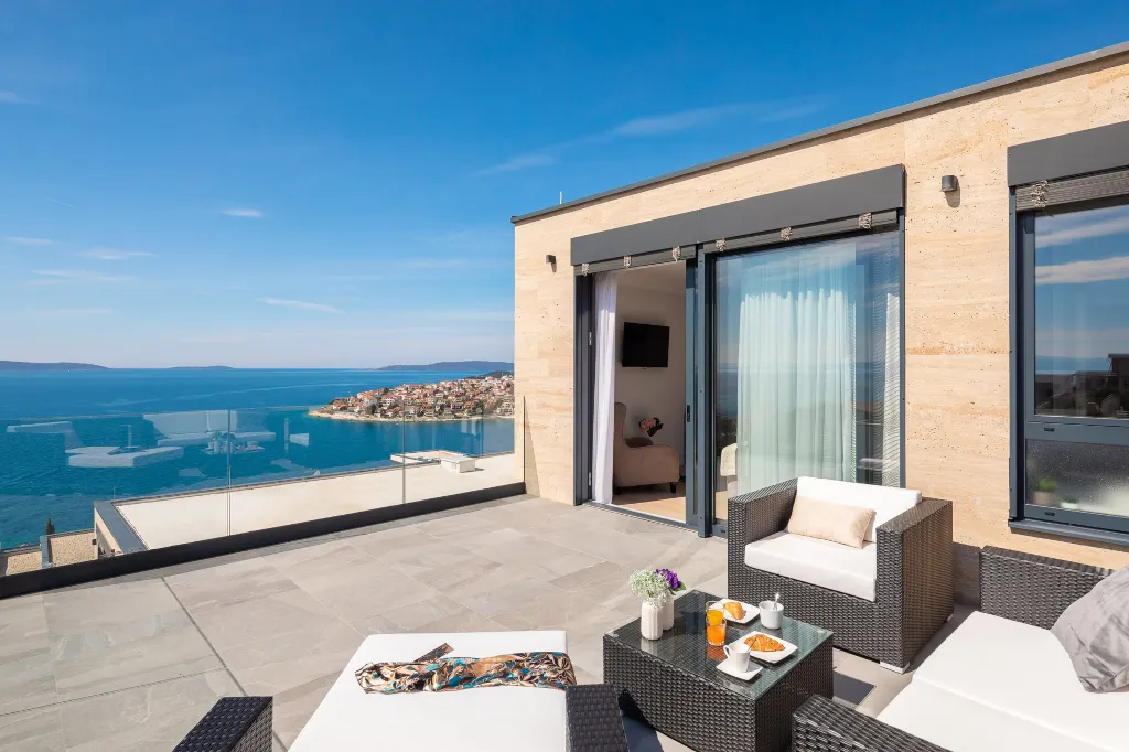 Contemporary Seaside Villa with Pool – Okrug Gornji
