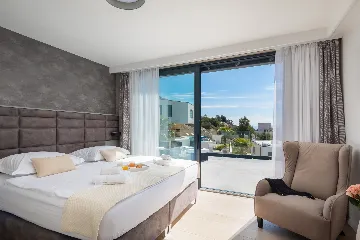 Contemporary Seaside Villa with Pool – Okrug Gornji