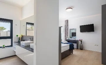 Contemporary Seaside Villa with Pool – Okrug Gornji