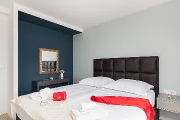 Contemporary Seaside Villa with Pool – Okrug Gornji