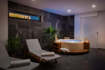 Contemporary Seaside Villa with Pool – Okrug Gornji