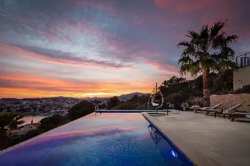 Contemporary Seaside Villa with Pool – Okrug Gornji