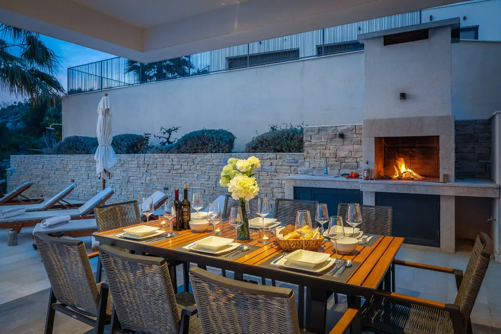 Contemporary Seaside Villa with Pool – Okrug Gornji