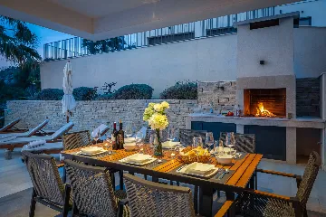 Contemporary Seaside Villa with Pool – Okrug Gornji