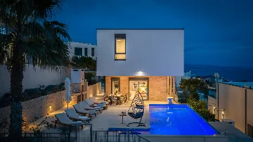 Contemporary Seaside Villa with Pool – Okrug Gornji