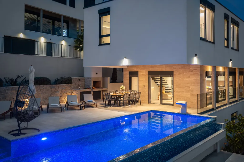 Contemporary Seaside Villa with Pool – Okrug Gornji