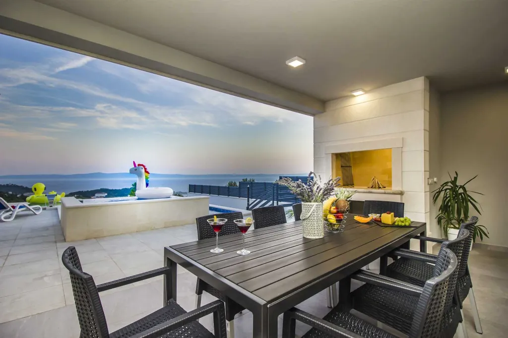 Contemporary Villa with Infinity Pool in Makarska