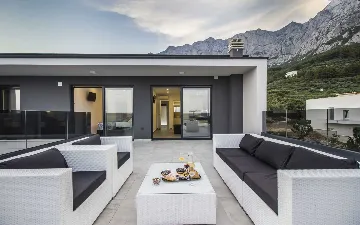 Contemporary Villa with Infinity Pool in Makarska