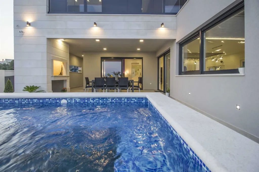 Contemporary Villa with Infinity Pool in Makarska