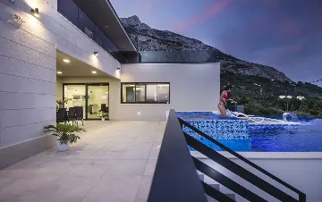 Contemporary Villa with Infinity Pool in Makarska