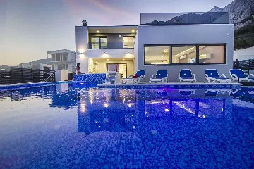 Contemporary Villa with Infinity Pool in Makarska
