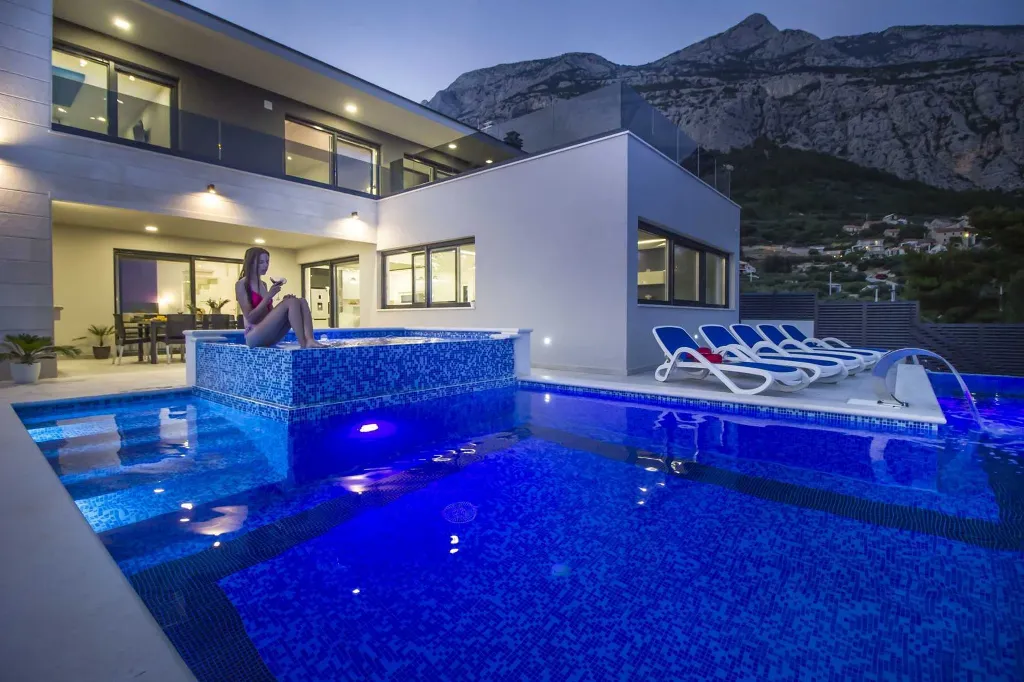Contemporary Villa with Infinity Pool in Makarska