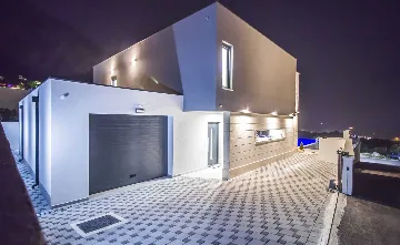 Contemporary Villa with Infinity Pool in Makarska