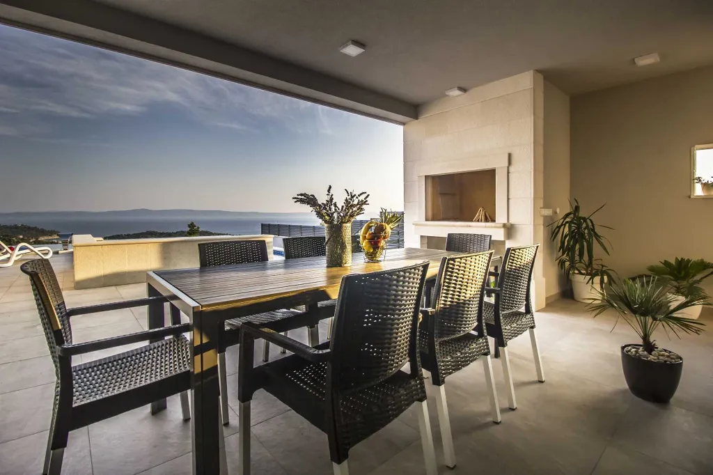 Contemporary Villa with Infinity Pool in Makarska