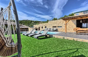 Seaside Escape Villa with Pool – Murter