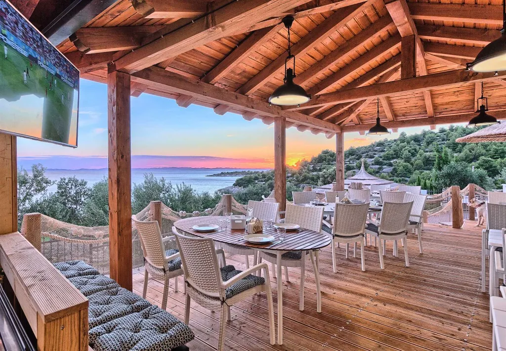 Beachside Bungalow Retreat with Pool in Murter