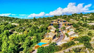 Beachside Bungalow Retreat with Pool in Murter