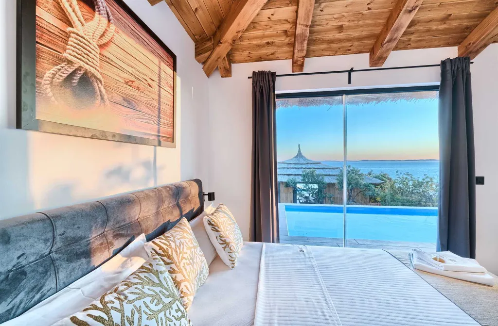 Seaside Bungalow with Private Pool in Murter