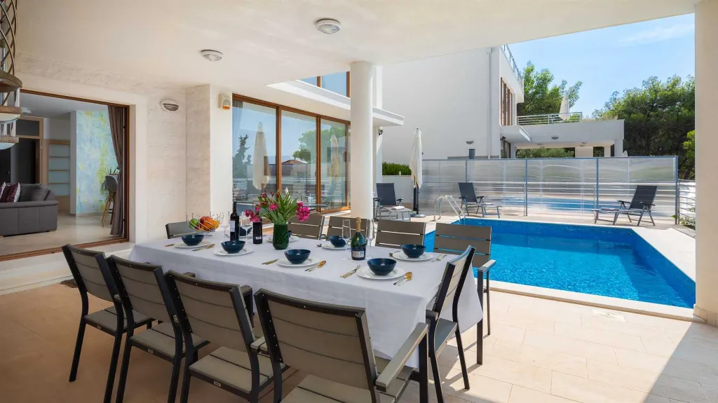 Modern 5-Bedroom Villa with Heated Pool in Rogoznica
