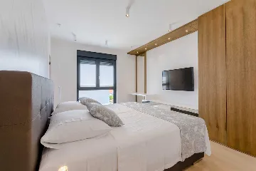 Modern Villa with Heated Pool in Sutivan