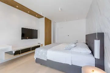 Modern Villa with Heated Pool in Sutivan