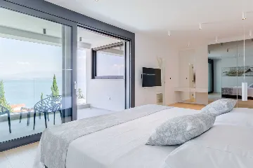 Modern Villa with Heated Pool in Sutivan