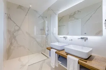 Modern Villa with Heated Pool in Sutivan