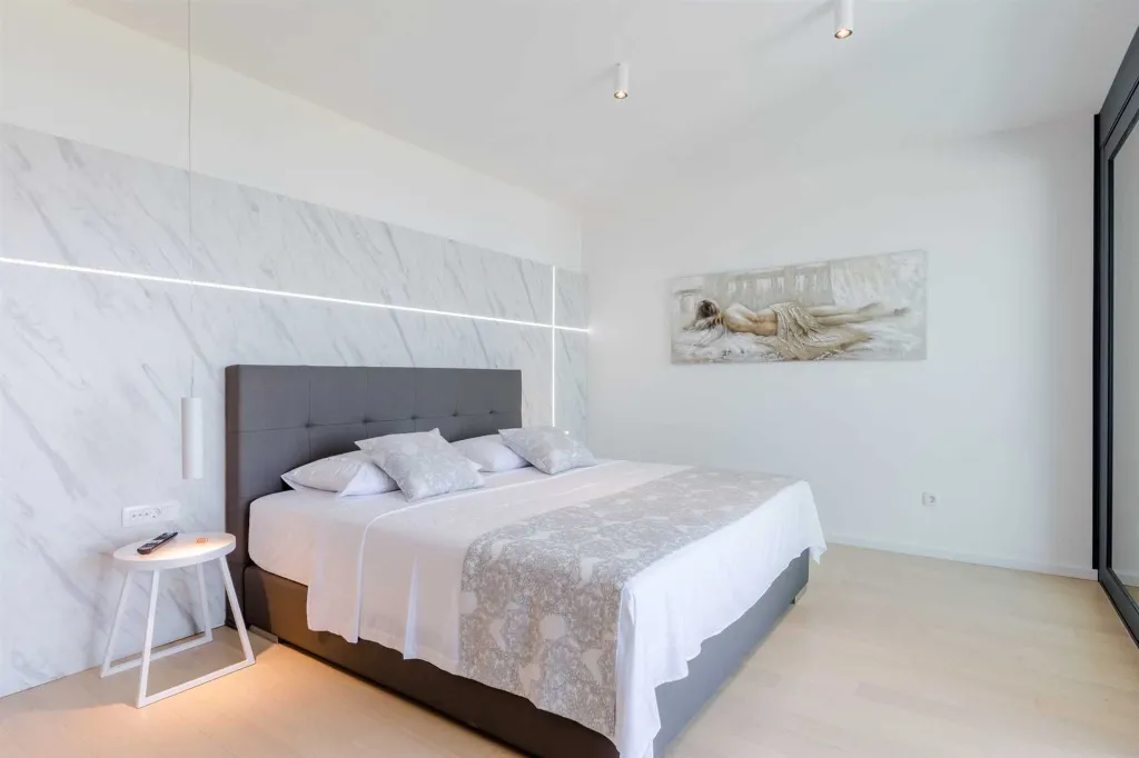 Modern Villa with Heated Pool in Sutivan